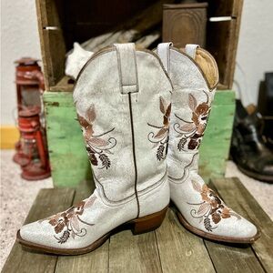 Shyanne White and Brown Heeled Boots with Embroidery